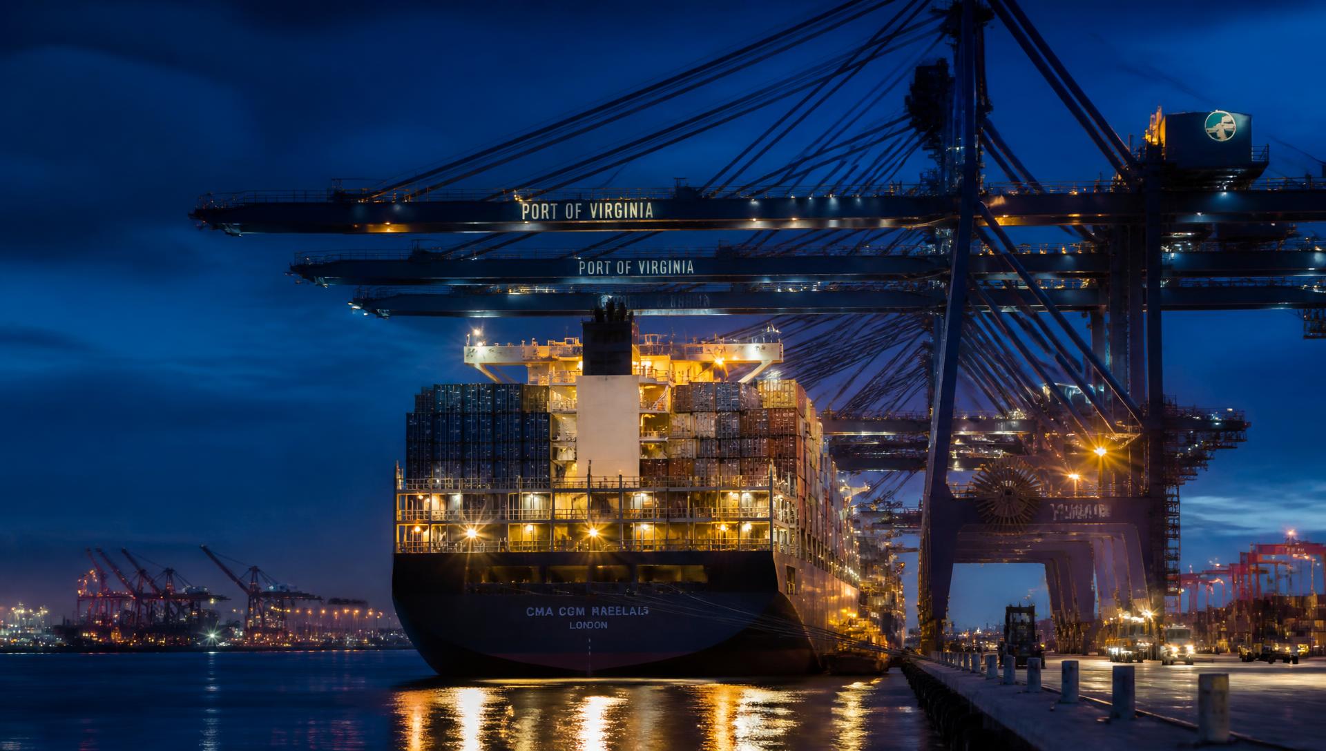 Navio porta-contêineres navegando ao entardecer